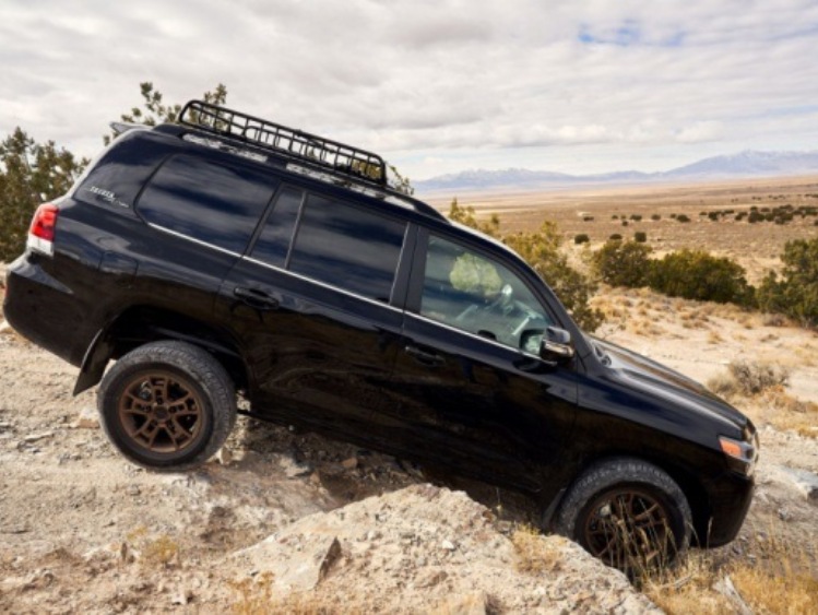 Toyota Land Cruiser 300 z hybrydą V6 jeszcze w tym roku?